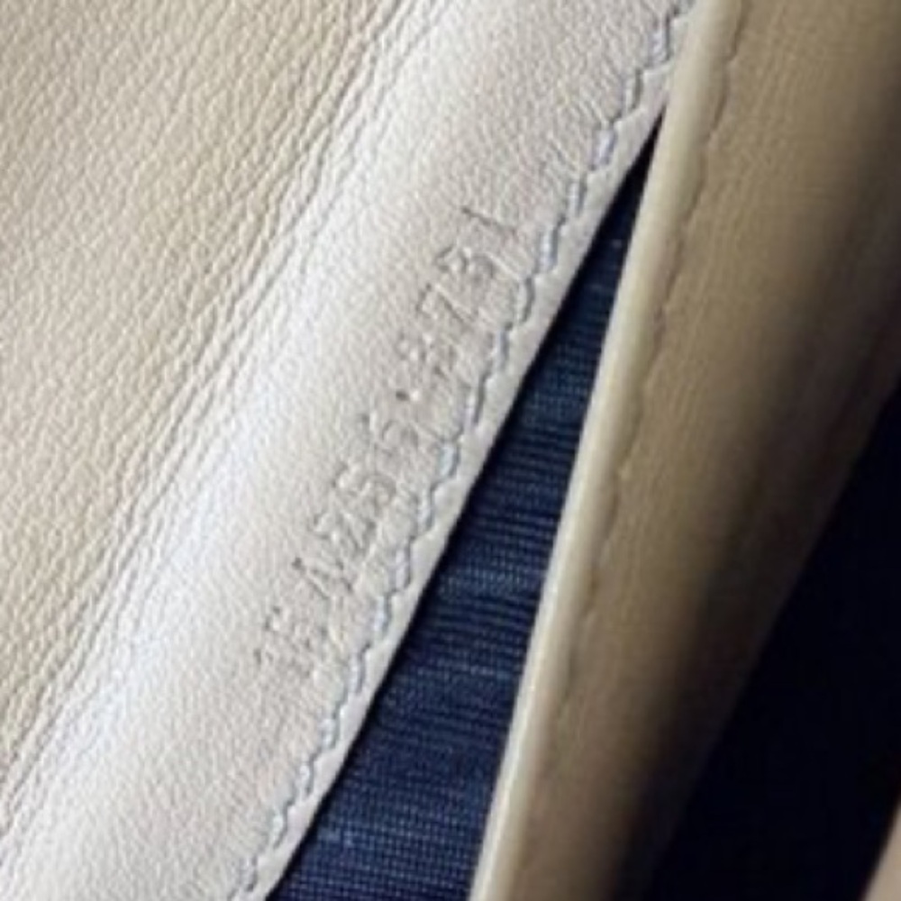 Gucci D Ring Abbey Cream Clutch Monogram Bifold Wallet with Gold Hardware - Picture 10 of 10